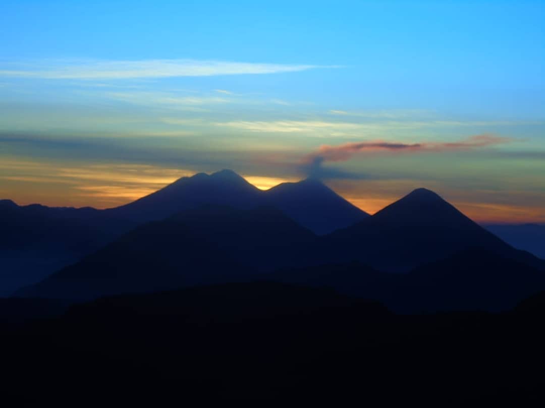 neykerforoz's tweet photo. #volcansantamaria #xela #Guate #montaña como siempre con un espectacular amanecer 🏔 https://t.co/XrslFRPBk2