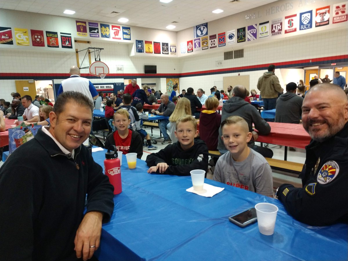 JDHullHeroes's tweet image. Everybody had a great time at our Doughnuts for Dads morning, sponsored by our Student Council!  What a great way to start the day!  @ChandlerUnified @JanePto