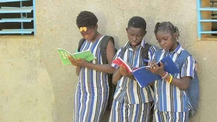 Lemediaivoirien's tweet photo. 🇧🇫 Burkina Faso, actuellement les tenues scolaires des enfants sont confectionnés par les tissus aux motifs traditionnels fabriqués au Burkina. Très joli à voir. 

Consommons africain! https://t.co/7fKqzEoiNs