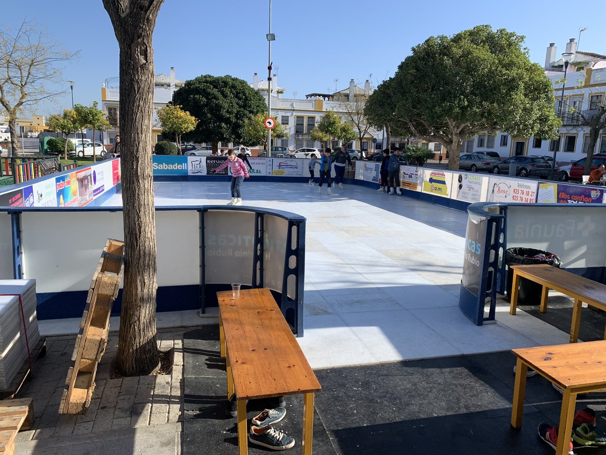 Con los amigos de la AVV Plaza de los Niños de <a href="/aytoguadaira/">Alcalá de Guadaíra</a> , convivencia por el #diadelaconstitucion , contando con la pista de patinaje que estará ahí durante las Fiestas Navideñas para diversión de los más pequeños #AlcalaCiudadana #AlcalaesDiversion