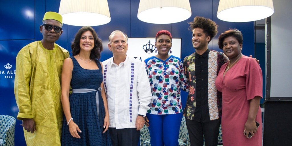 A Loja Vista Alegre Luanda celebrou o 6º aniversário no passado dia 28/11, mês da independência de Angola. Evento apresentado pela jornalista Mara D’Alva e que contou com o cineasta Jorge Cohen e o músico Filipe Mukenga para expressar musicalmente o momento histórico deste país.