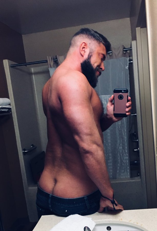 JRyderxxx's tweet photo. Ass = Cracked #samelesshotelselfie #asscrack #hornedup #buffbeard #rosegold #daddyishungry #clevelandclawsoon #boombitchboom https://t.co/pP4xLsjxM9