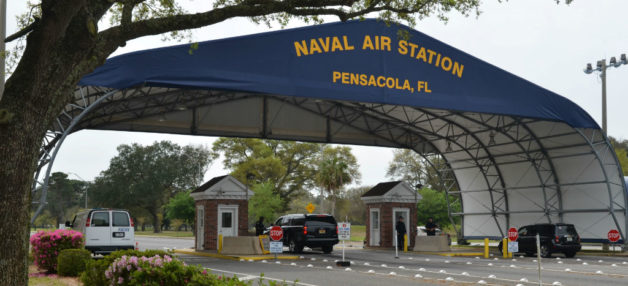 La base naval de Pensacola emplea a más de 16 mil militares y 7 mil 400 civiles, según su sitio web 