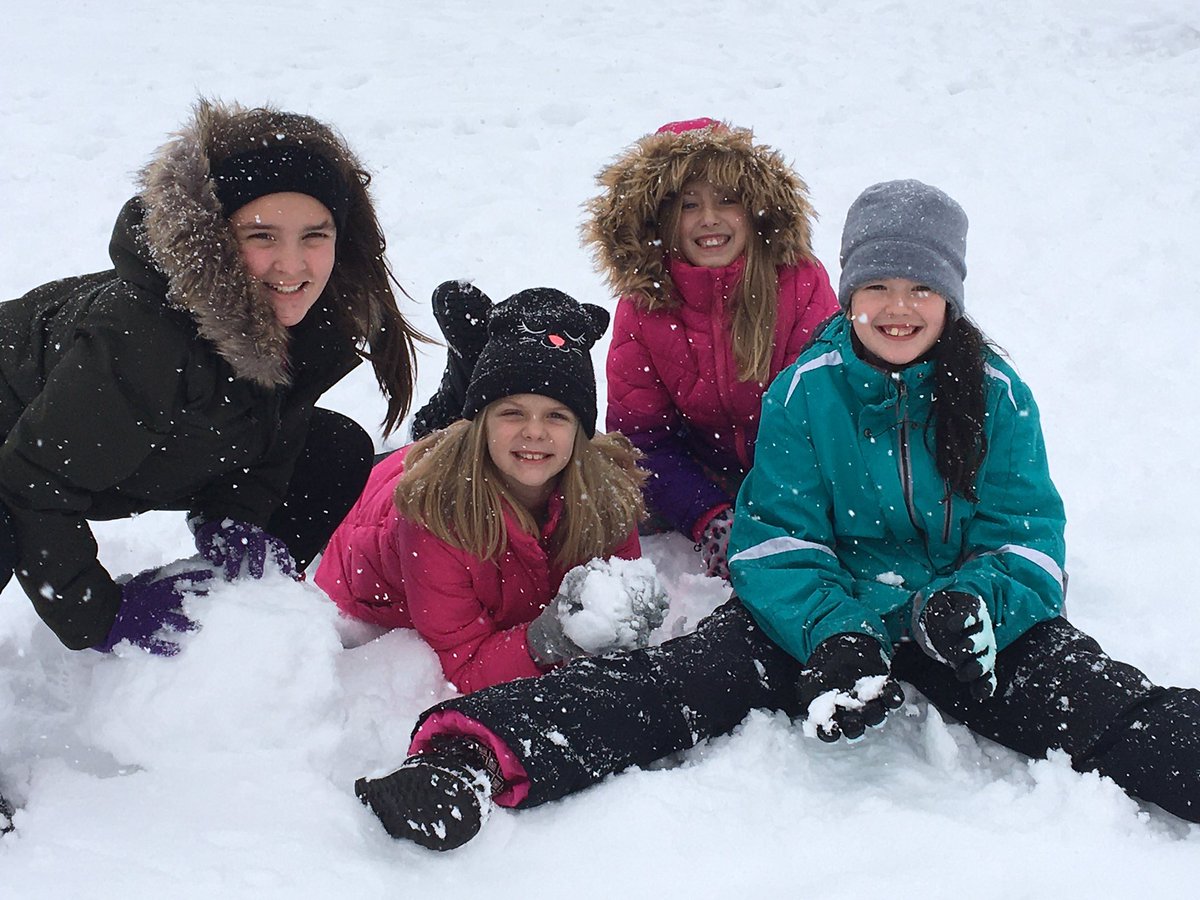 MrsAllensClass5's tweet photo. Outdoor recess in the snow!! #GoMinoa https://t.co/Q9YNDhsEMn