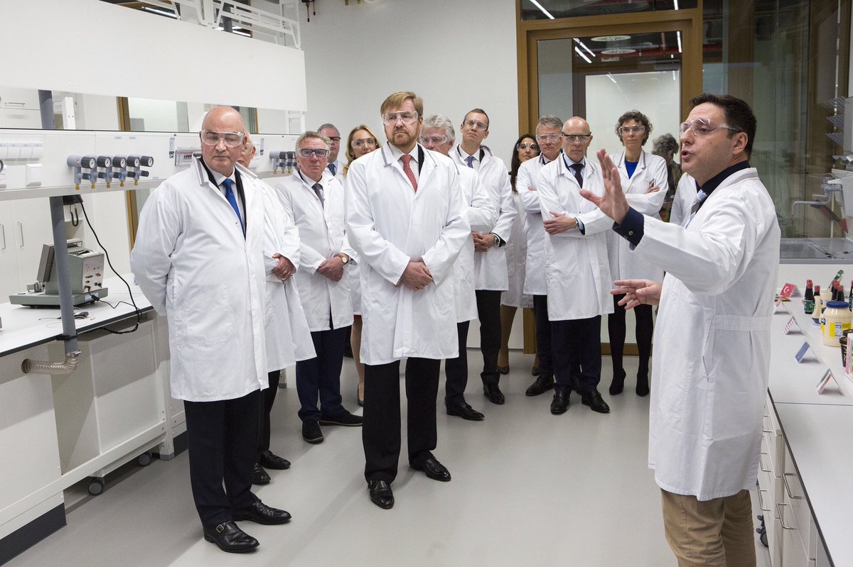 Koning Willem-Alexander opent het Unilever Global Foods Innovation Centre. In het innovatiecentrum werken voedingsdeskundigen aan het voedsel van de toekomst, het reduceren van ongewenste voedingsstoffen en de ontwikkeling van duurzame verpakkingen. koninklijkhuis.nl/actueel/nieuws…