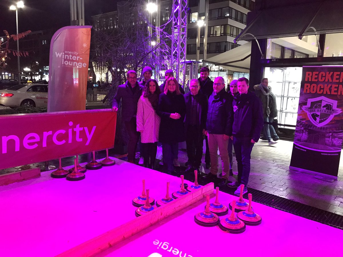enercity_presse's tweet photo. #Eisstockschießen mit @enercity und @DIERECKEN: Das war ein faires Spiel, jetzt gibt es den verdienten Glühwein! Mehr Infos zur Winterlounge am enercity-KundenCenter gibt es hier: https://t.co/QHTmophCgh https://t.co/ILmXMLv1dn