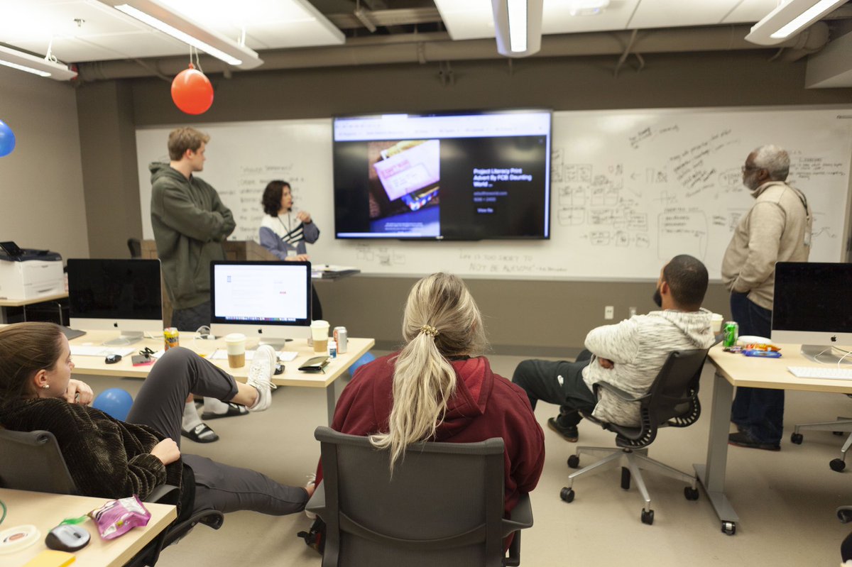 CreateAthonUSC's tweet image. Our mentors are always there to listen to crazy ideas and encourage us to think outside the box. #Thankful #CreateUofSC19 #TeamNoSleep