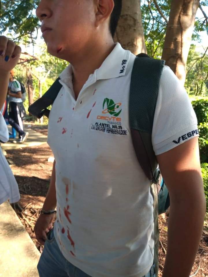 _antonioleyva's tweet photo. #LeyGarrote En vísperas de la llegada del presidente @lopezobrador_  Gobierno de la #4T  #Tabasco reprime vía antimotines a jóvenes que se manifestaban por falta de pagos de las @BecasBenito   #NoSeVale @adan_augusto  👇🏻 https://t.co/GC626yht0F