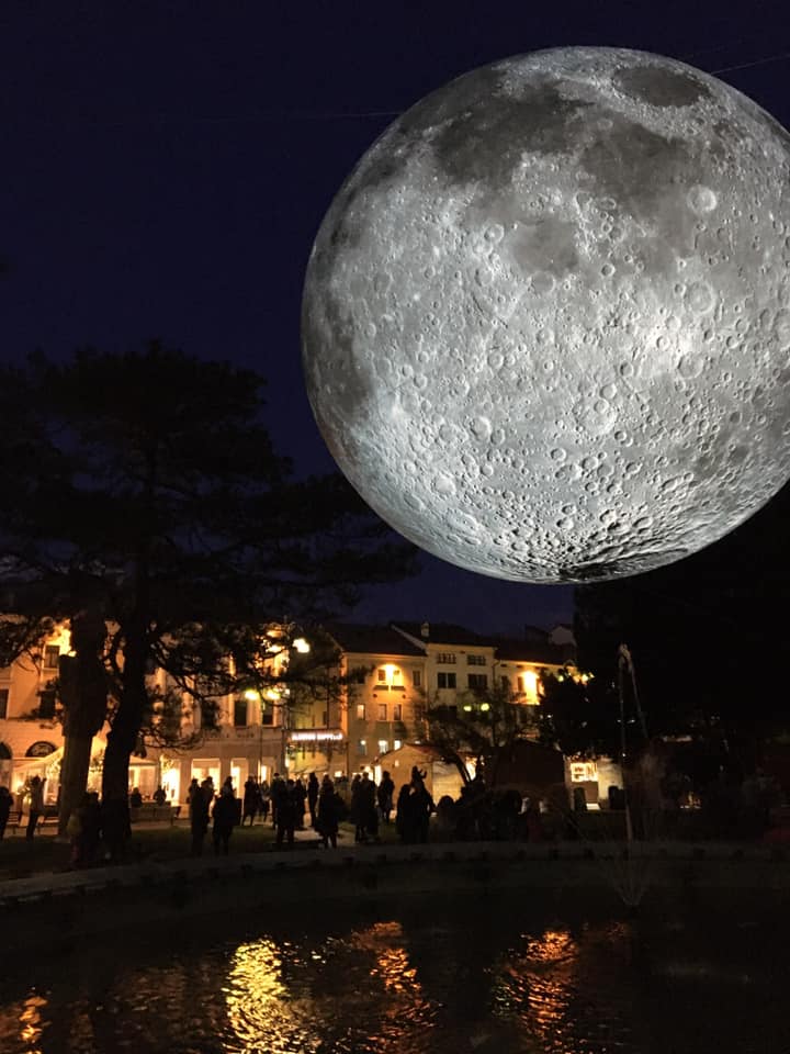 #Belluno e la grande #Luna sulla fontana di Piazza de Martiri! Passate a trovarla, è davvero incredibile! 🌕
La trovate fino a domenica!

#museum #moon #LukeJerram #Natale #natale2019