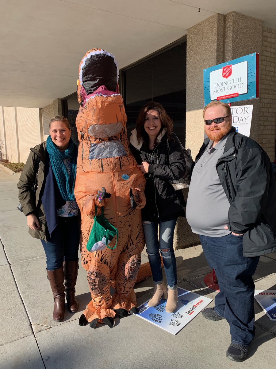 pixelfiremktg's tweet photo. Spotted this sweet dino at JC Penny's for #RealtorRingDay! 😉 Mindy Kidney in an awesome costume helping raise money for The Salvation Army. https://t.co/zKg1B8OEHQ