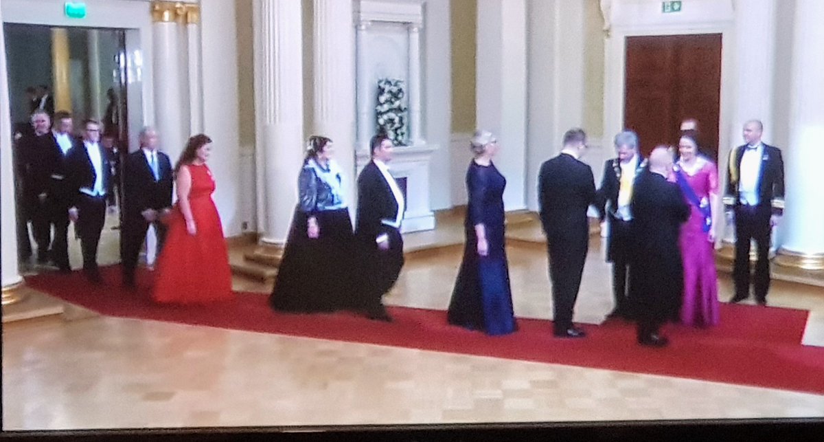 somevaari's tweet photo. Muistan kuinka tuossa jonosssa pelkäsin, että takanatulija polkaisee kenkäni kantapäälle ja lennän turvalleni presidenttiparin edessä.  
Onneksi niin ei tapahtunut. #huhuh
#linnanjuhlat #itsenäisyyspäivä https://t.co/G3NWvBdsei