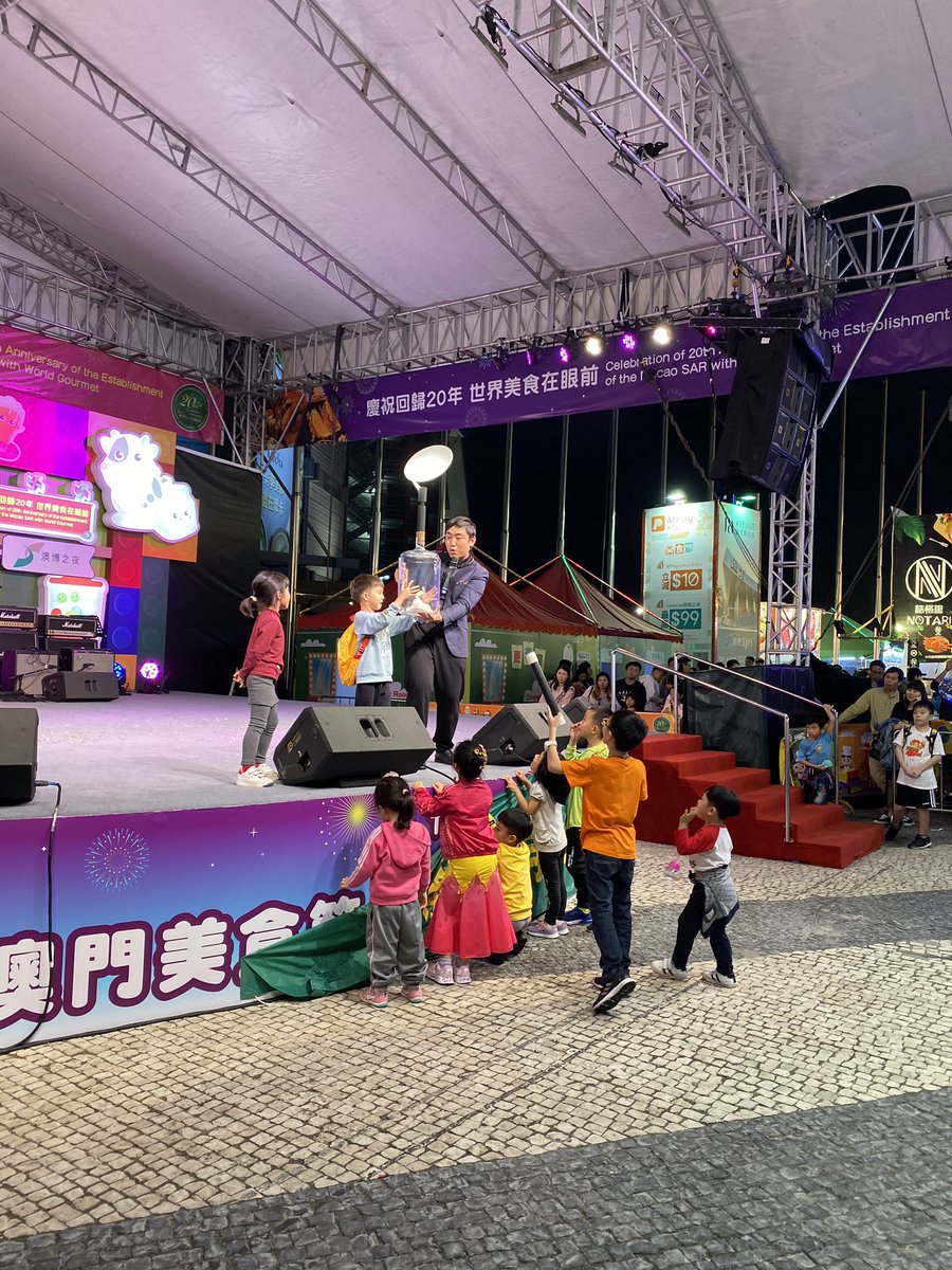 macauyoungmagic's tweet image. 澳門美食節2019魔術表演。

會長Leo 為現場觀眾帶來魔術表演，氣氛熱鬧

＃澳門青年文創魔術協會

#澳門文創 ＃澳門魔術會 #澳門魔術協會 
#魔術表演  #澳門魔術師
#澳門美食節魔術 #澳門學魔術 #澳門魔術興趣班