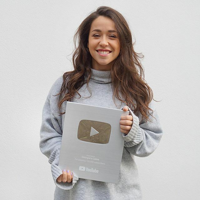 🙌🏼 WHAT A FEELING 🙌🏼
I reached 100k subscribers on my YouTube channel a few weeks ago, but now that I'm physically holding an award to prove my achievement does it make me realise how CRAZY that is! 
I remember how hesitant I was to share my recipes (and… ift.tt/2LrOAUs