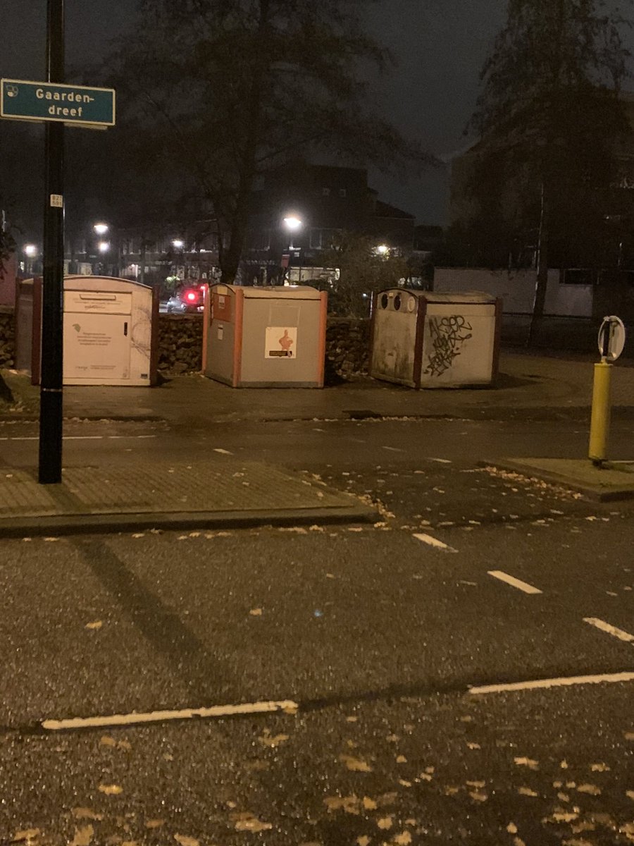 SmithMarleen's tweet photo. @Gem_Amersfoort Het heeft veel moeite gekost om een eerdere container van deze plek verwijderd te krijgen i.v.m een veilige oversteek voor voetgangers. Nu zie ik dat er weer een container is geplaatst. Wederom onveilig voor voetgangers want deze staat staat op de stoep. https://t.co/UdQwvBxvZw