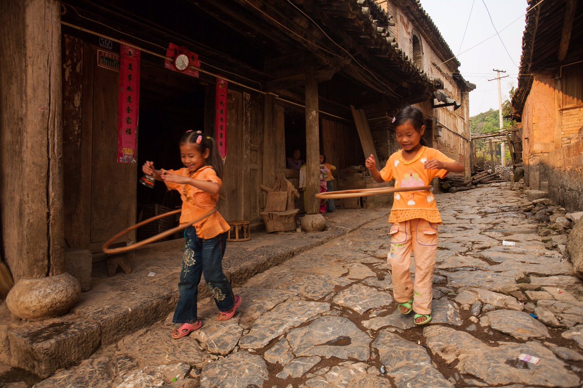 YamashitaPhoto's tweet photo. Follow the journey here: https://t.co/VHBDWc39OV - In the village of Yiwu, in Yunnan province, children play on remnants of the original southern Tea Horse Road, which began near here. #Yiwu #mengla #xishuangbanna #Yunnan #chamagudao #teahorseroad https://t.co/PVfvxjva2U