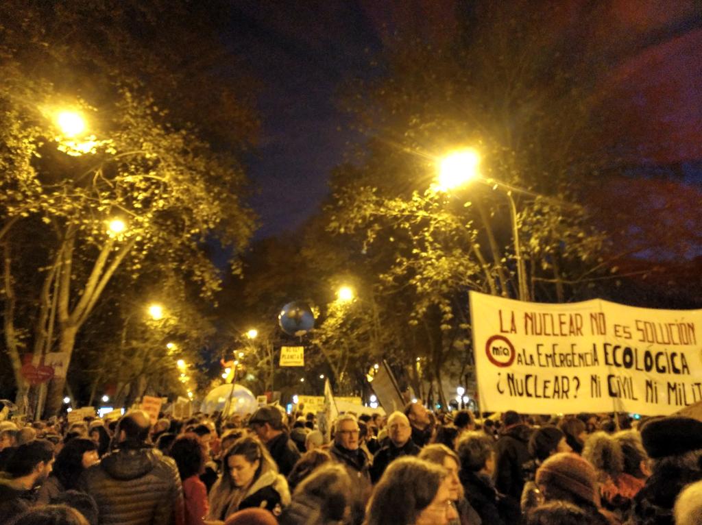 La #MarchaPorElClima està a rebentar. Tot un èxit. Encara no ens hem mogut. ✊✊✊✊💚💚💚💚

#UltimatumCOP25
#ExtinctionRebellion
#COP25Madrid #COP25