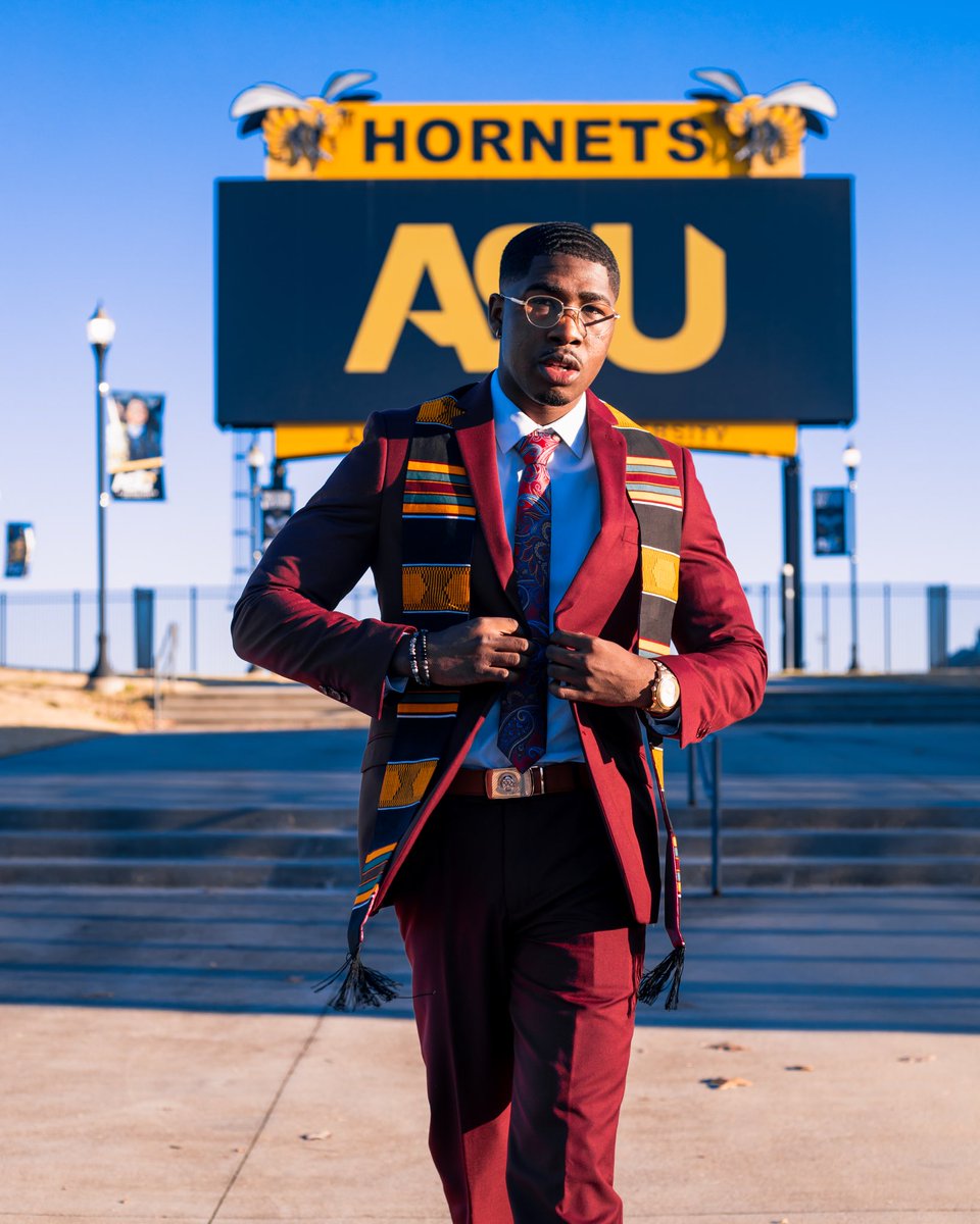 tree_no_branch's tweet photo. Today marks the end of my journey at THE ALABAMA STATE UNIVERSITY🐝🐝. Thankful for the relationships and connections I made at this illustrious institution.
1st generation college grad✅
Did all this in memory of my brother!! #RiPJoc #myasu https://t.co/XrtNJqYXkr