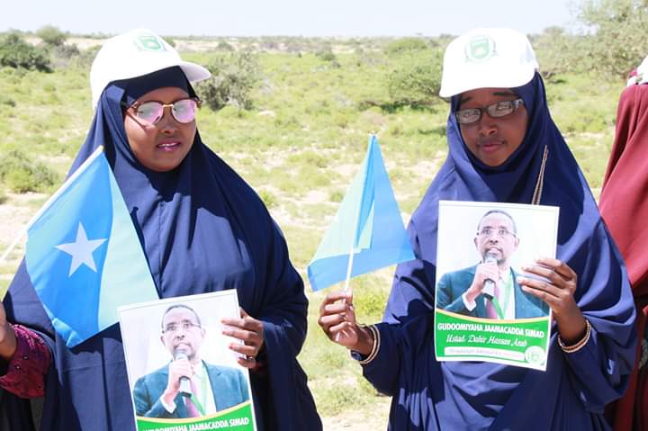 theindhayare's tweet photo. Dadka reer #Cadaado waxay muujiyeen siday muhiim ugu tahay aqoontu, gaar ahaan muhiimadda ay u leedahay Jaamacadda @SIMADUniversity. 

In la sara mariyo dadka aqoonta xambaarsan waa wanaag. Waad ku mahadsantihiin sidaad usoo dhweyseen Rector Dahir Carab iyo wafdigiisa. #SIMAD20 https://t.co/ykYd6PKkwh