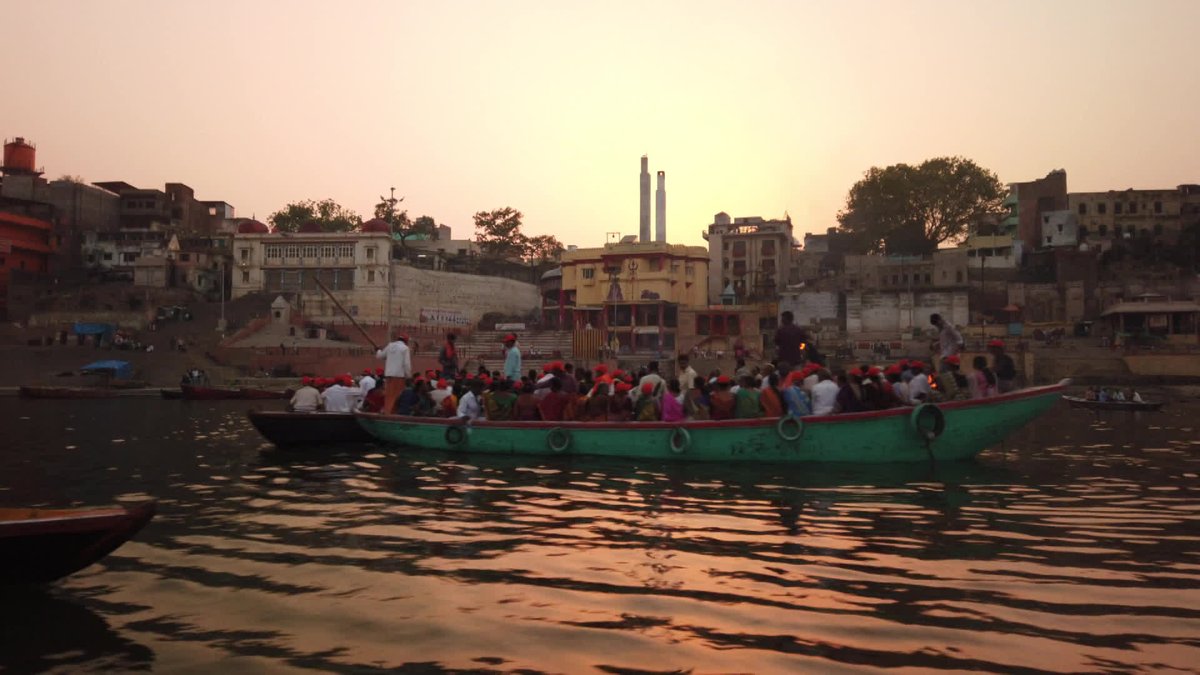 showdavida's tweet photo. #AJornadaDaVida chega em Varanasi, às margens do #RioGanges. Muitos indianos para lá se dirigem, esperando a hora da morte. O motivo? Você vai entender neste domingo (8), no 4º episódio da série do #Fantastico, com @soniabridi. https://t.co/lgLwTrhuLc