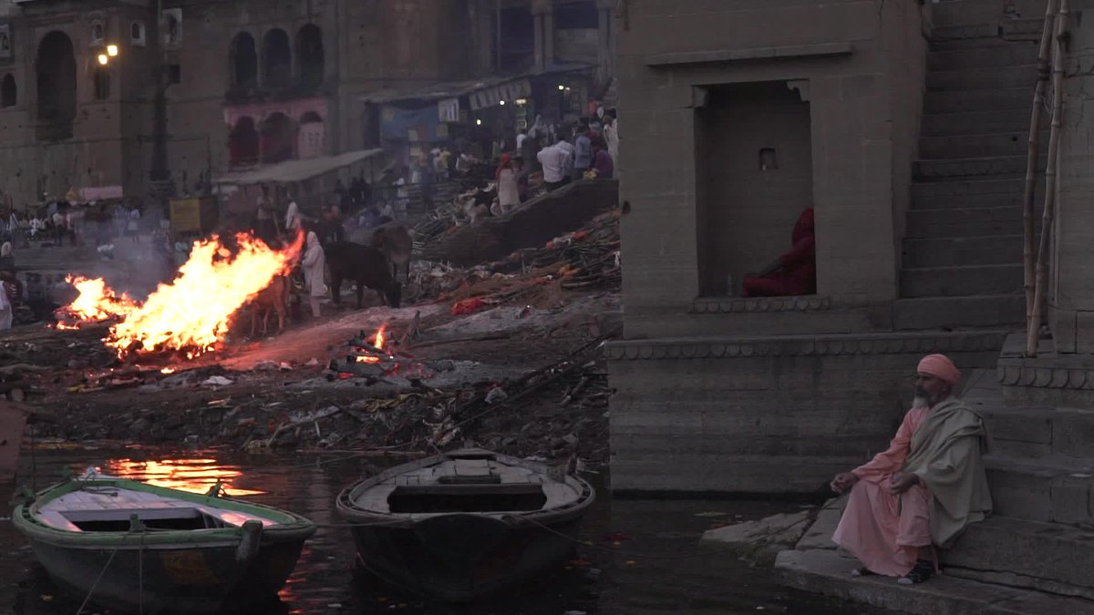 showdavida's tweet photo. #AJornadaDaVida chega em Varanasi, às margens do #RioGanges. Muitos indianos para lá se dirigem, esperando a hora da morte. O motivo? Você vai entender neste domingo (8), no 4º episódio da série do #Fantastico, com @soniabridi. https://t.co/lgLwTrhuLc