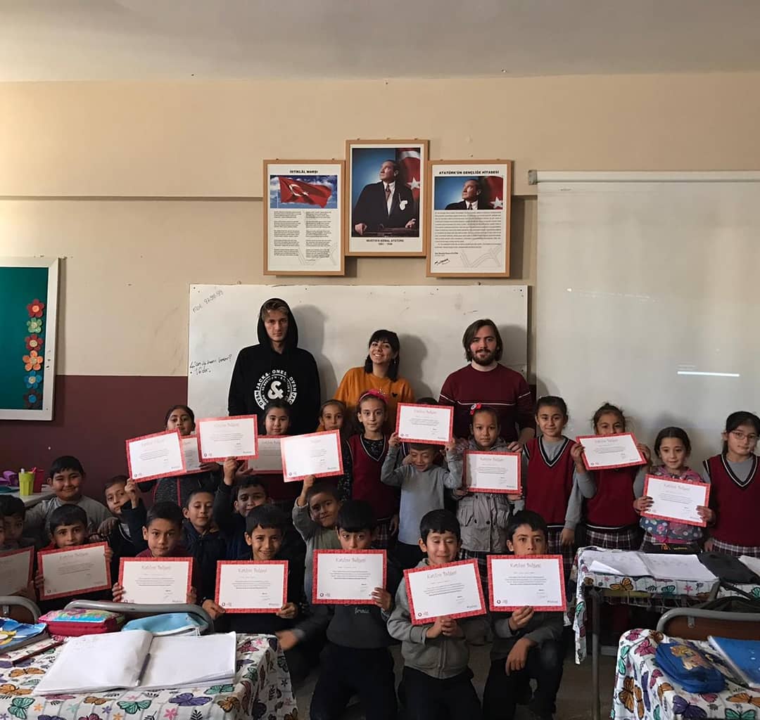 mcbuBilisim's tweet photo. Bugün ekiplerimiz Çıkrıkcı köyündeki Yaşar Kazimet Aybars ilkokuluna ve Avşar köyündeki Avşar Vicdan Necati Parlak ilkokuluna gittiler. https://t.co/wKx3qp5Go6