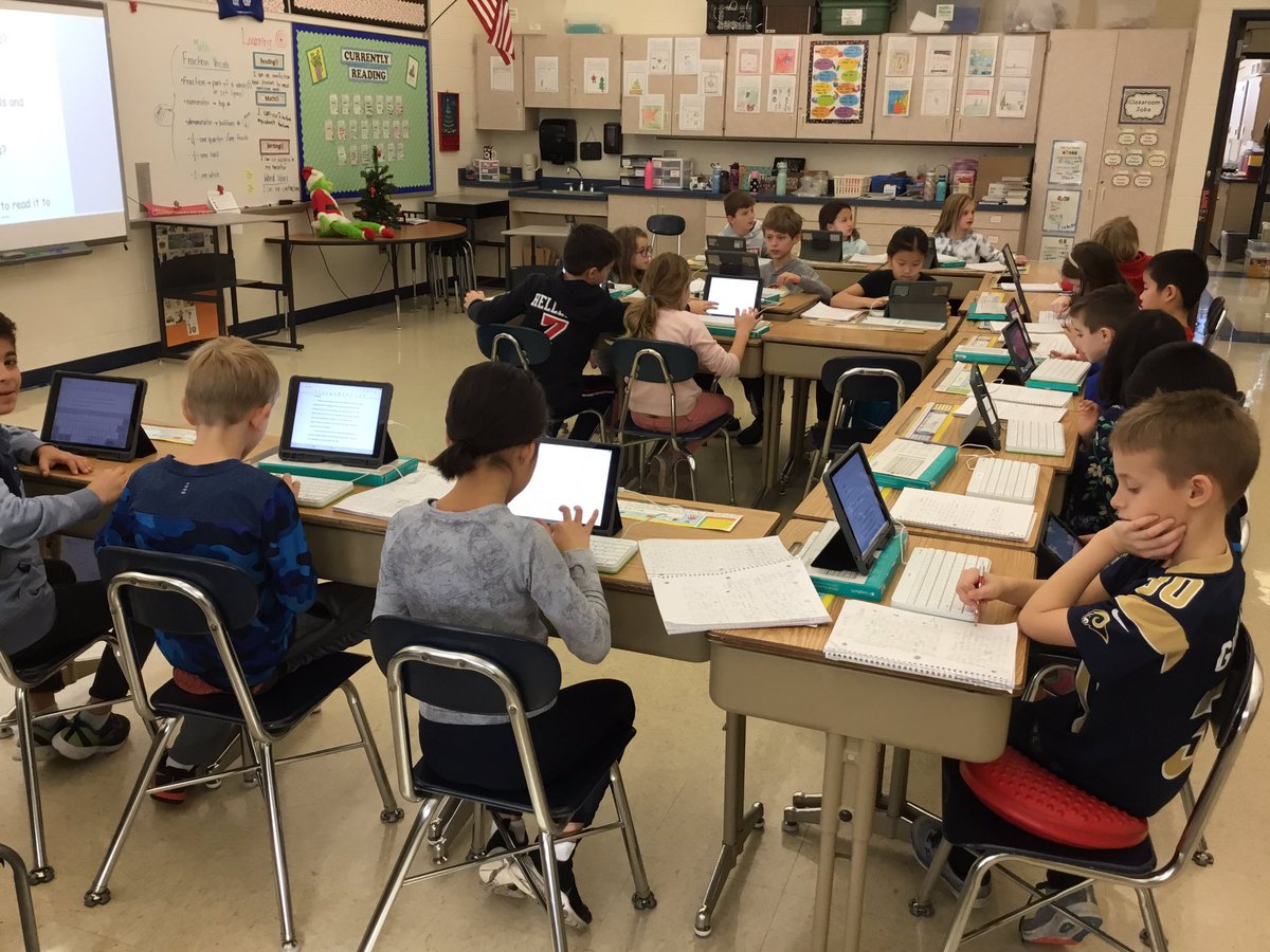 MsMcKay711's tweet photo. Authors drafting their writing pieces! @CCSD181 @ProspectSch181 https://t.co/w4kksiOgUX