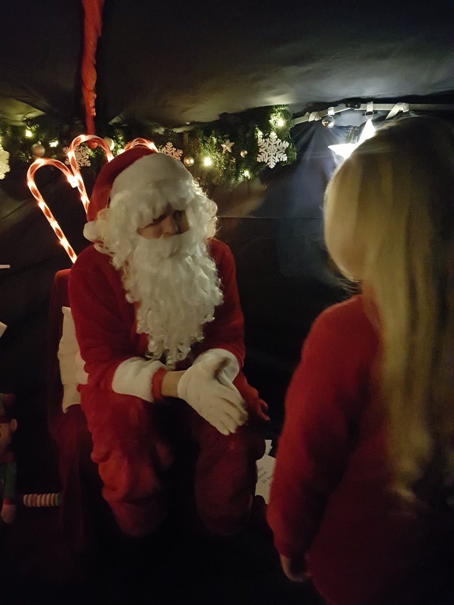 RachelCzajkows1's tweet image. Hettie, Luke and Myself had a wonderful night at school seeing santa, eating, drinking and being merry. 
@wearefoley2 thanks for having us x 

#santa #pta #MeetingSanta #HoHoHo