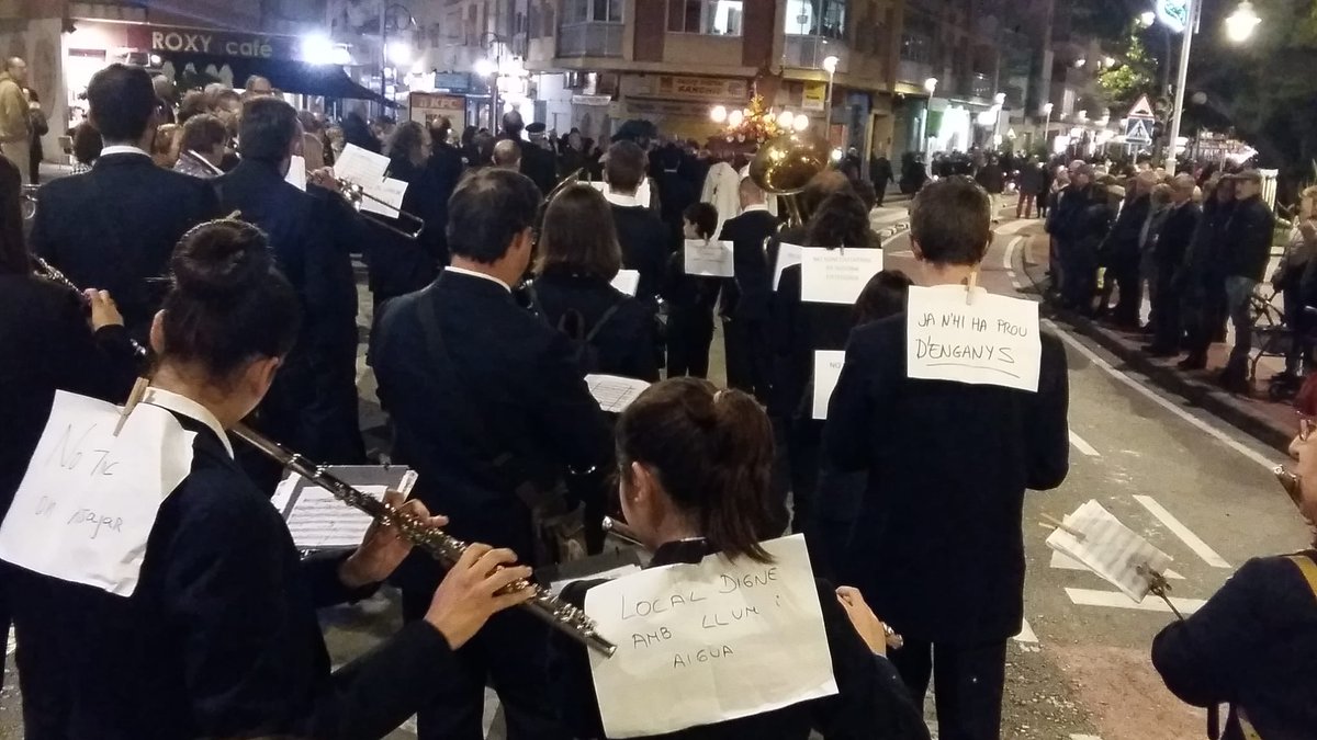 blacknote69's tweet photo. Molt content de com els músics de la banda de l'Associació Musical Grau #AMGG #FemBanda
T'apanya?
La força d'una gran família. https://t.co/ab14gY8mae