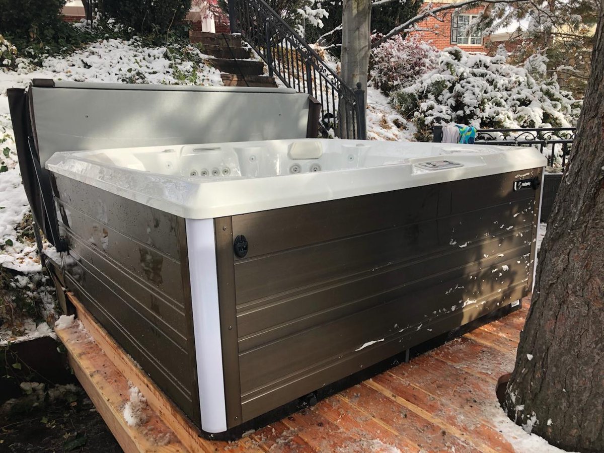 SpringUtah's tweet image. The C family of Ogden now have their very own backyard Winter Wonderland thanks to their new Hot Spring Flash.

@HotSpringSpas #HotTub #Flash #Rejuvenating #FreshWater #Winter #StayWarm #EveryDayMadeBetter