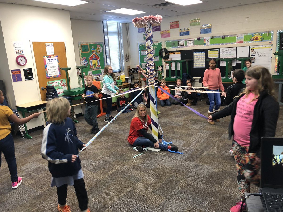 4th Graders enjoyed our annual Renaissance Fair today! <a href="/wildaboutev/">Kelly Ford</a> <a href="/motbz/">Brenda Ottinger, EdS.</a> @EV4thGrade