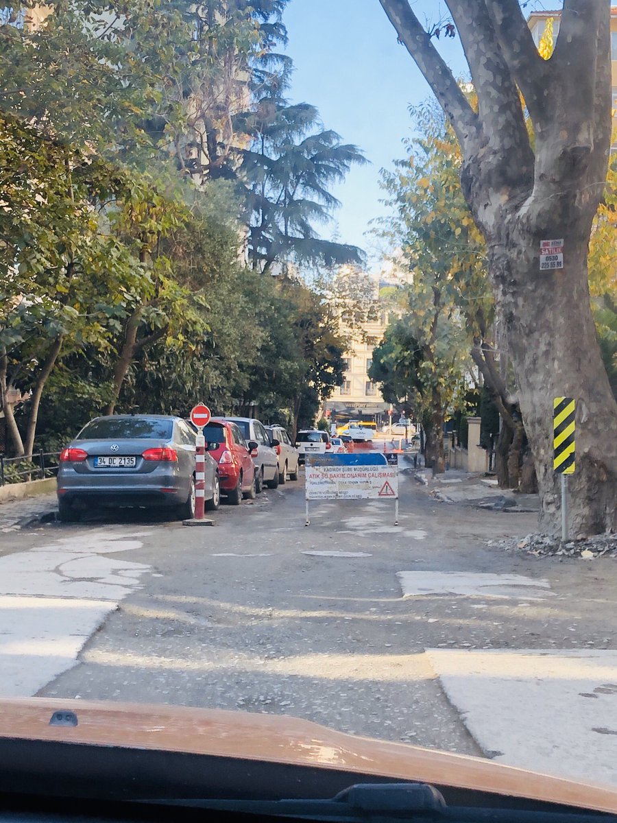 Hergün başka bir eziyetle güne başlıyoruz!  İnşaat gürültüsü,hatalı parklar,ters yönden gidenler yetmezmiş gibi haber bile vermeden evimizin önünü,tüm sokağı kapatmak, Otoparkımızda mahsur kalmamıza sebep olmanızın açıklaması nedir ?  <a href="/kadikoybelediye/">Kadıköy Belediyesi</a>