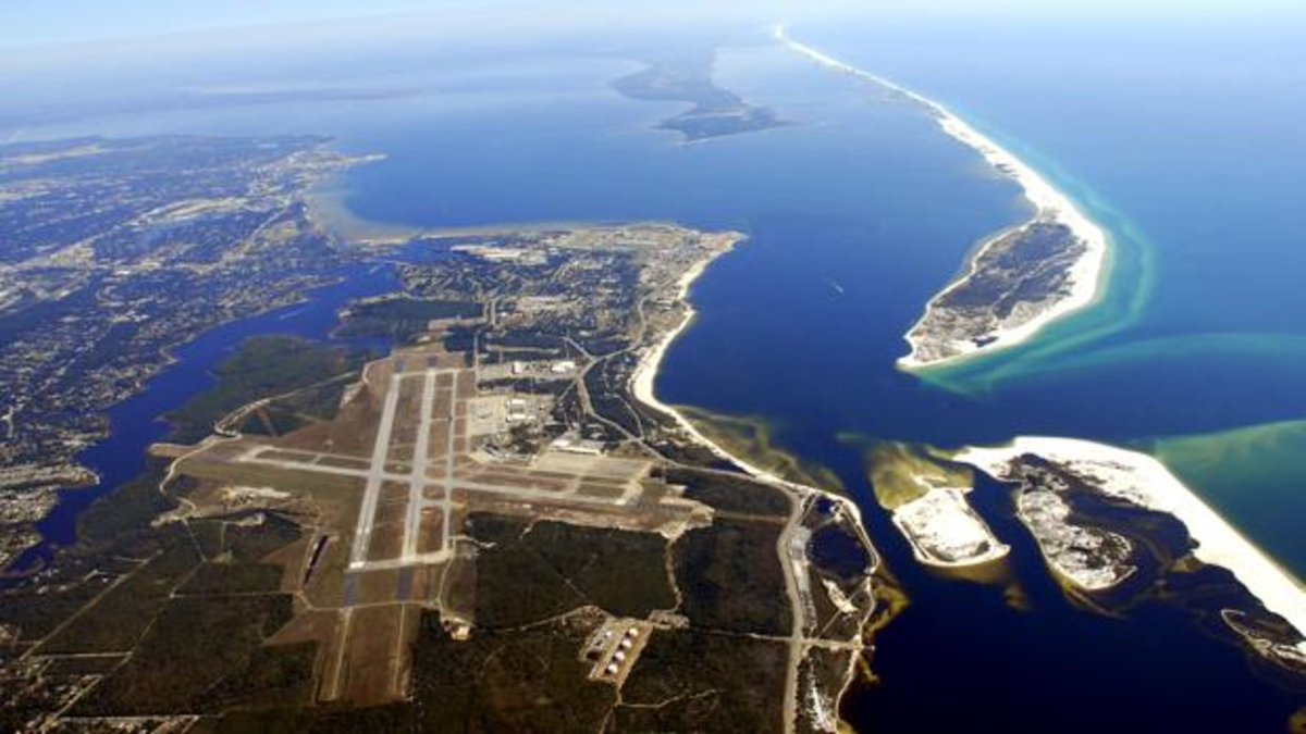 LondresTele's tweet photo. Un estudiante saudí mata a tres personas y hiere a otras siete en una base naval de #Florida. https://t.co/tfl0ni9ftb