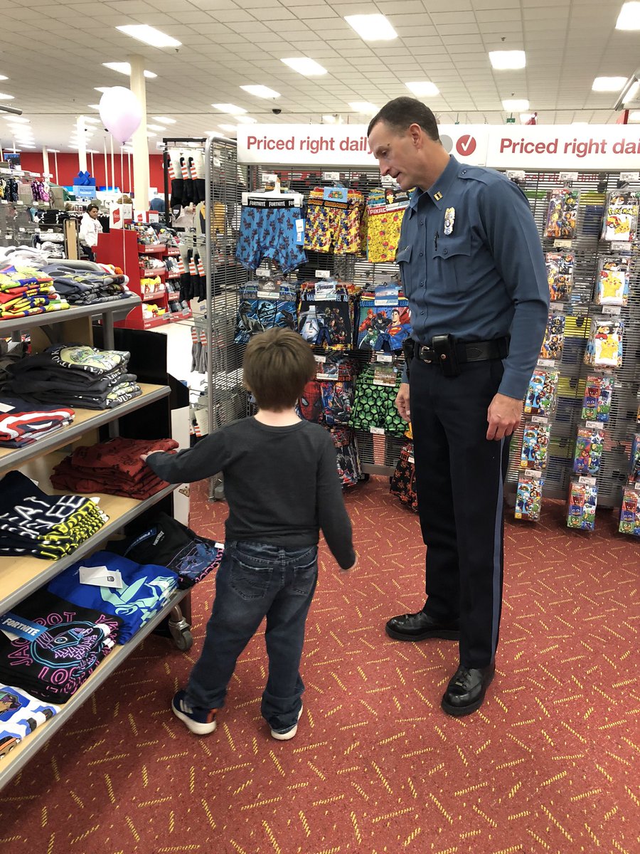 AndreaStauch's tweet photo. Today some of our students were able to participate in the Hero’s and Helpers shopping event !! @DavidsonComets is so thankful to have a supportive community that invests in our kids !! Thank you @kcpolice @NKCSchools @mtomlin424 https://t.co/t42030Ku80