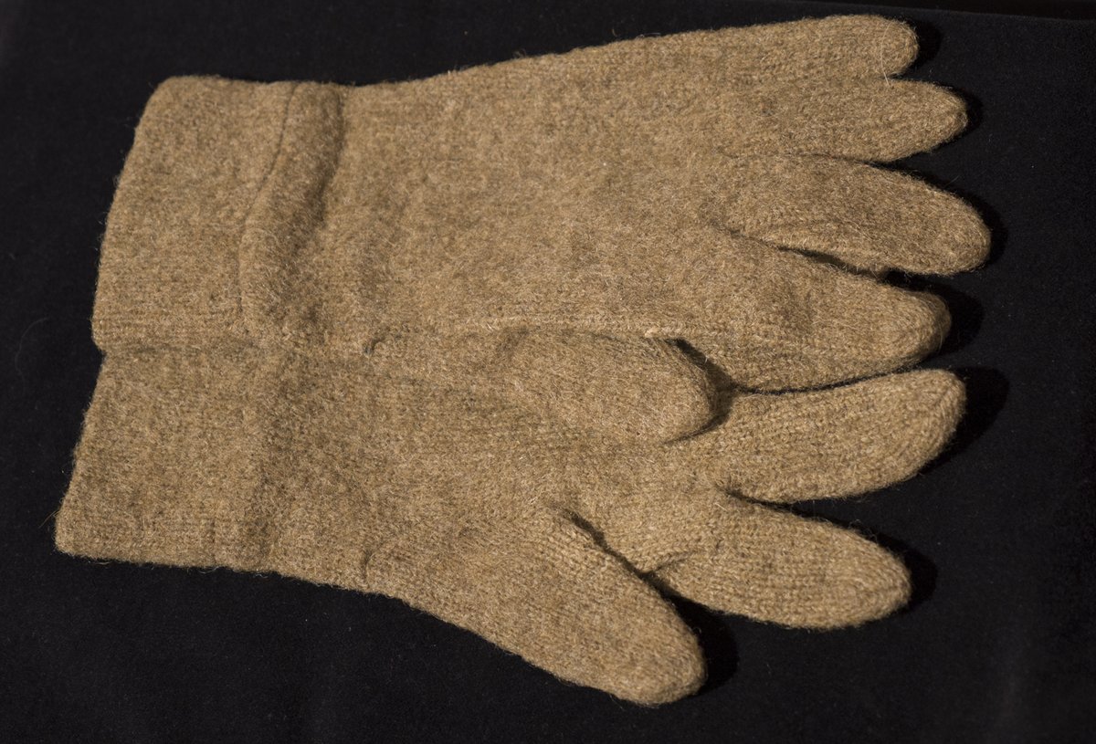CTinWW1's tweet photo. We bet these knitted wool gloves helped keep soldiers hands warm while they dug trenches during #WWI. So glad #DiggingIntoHistory dug them in the summer!#ArchivesSweaterWeather #ArchivesHashtagParty #worldwar1 https://t.co/RYnYyMoAnk