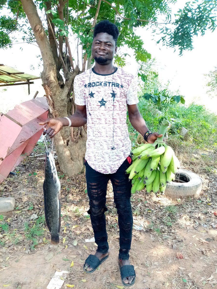 _freemilez's tweet image. My #WeMetOnTwitter 😜😛

Not every time RELATIONSHIP
FRIENDSHIP is goals too 💪

Got connected to a 🇳🇬 in 🇬🇭 @poxitive1 Nigga has pamperd my destiny with food. I'm no longer proud of my stomach😂 The only item missing here is CIROC 😢

#TachaFierceXCirocRedberry
#TachaXSOKLounge