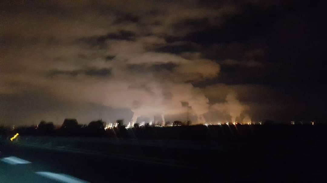 TarantoLotta's tweet photo. ECCO LO SCHIFO DELL'EX ILVA ARCELOR MITTAL DI TARANTO OGGI 06/12/2019
STA SPUTANDO VELENI! GENOCIDIO IN CORSO! 
CONDIVIDETE IL PIÙ POSSIBILE QUESTE IMMAGINI. IL GOVERNO È COMPLICE DI QUESTO GENOCIDIO!!! https://t.co/zsVjK2G7sD