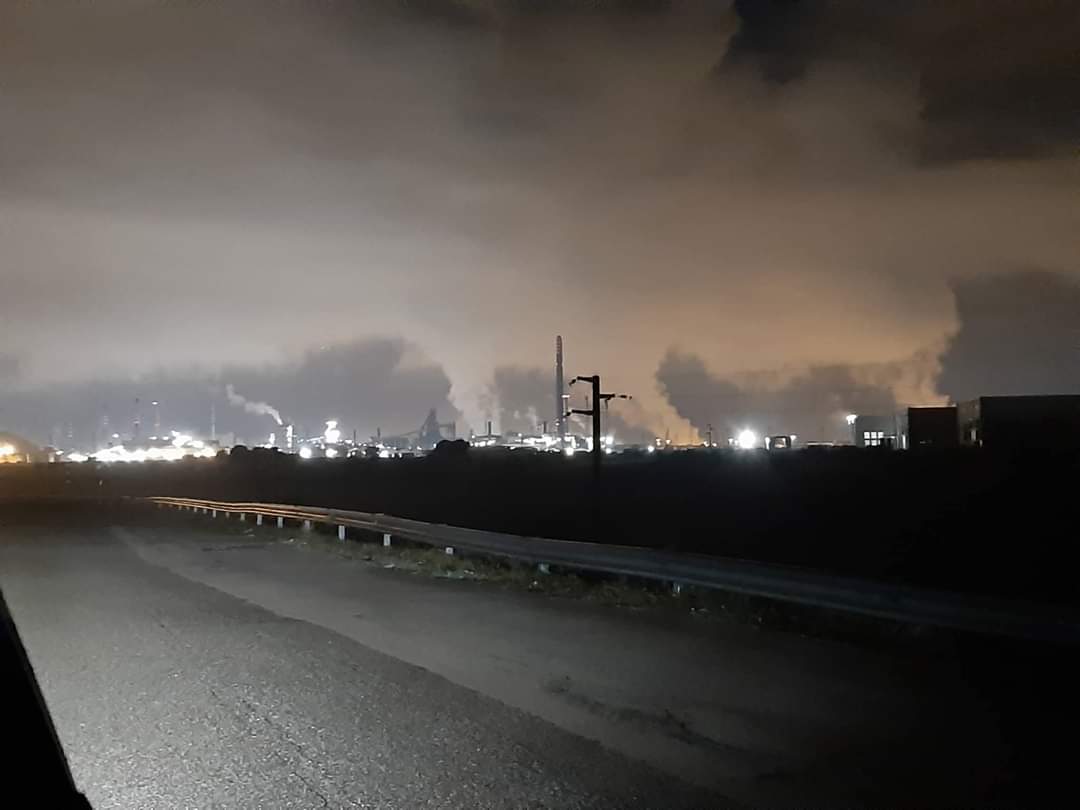 TarantoLotta's tweet photo. ECCO LO SCHIFO DELL'EX ILVA ARCELOR MITTAL DI TARANTO OGGI 06/12/2019
STA SPUTANDO VELENI! GENOCIDIO IN CORSO! 
CONDIVIDETE IL PIÙ POSSIBILE QUESTE IMMAGINI. IL GOVERNO È COMPLICE DI QUESTO GENOCIDIO!!! https://t.co/zsVjK2G7sD