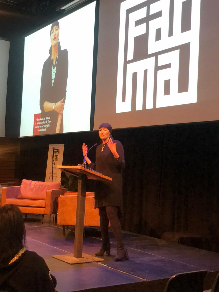 “Het is best wel gek dat er in de 30 jaar dat ik leef er nog nooit de Marokkaanse vrouw in positief daglicht is gezet” zo begint Fatima Boeteka haar speech. #WijZijnFATIMA #50jaarmigratie bit.ly/2YmX3xr