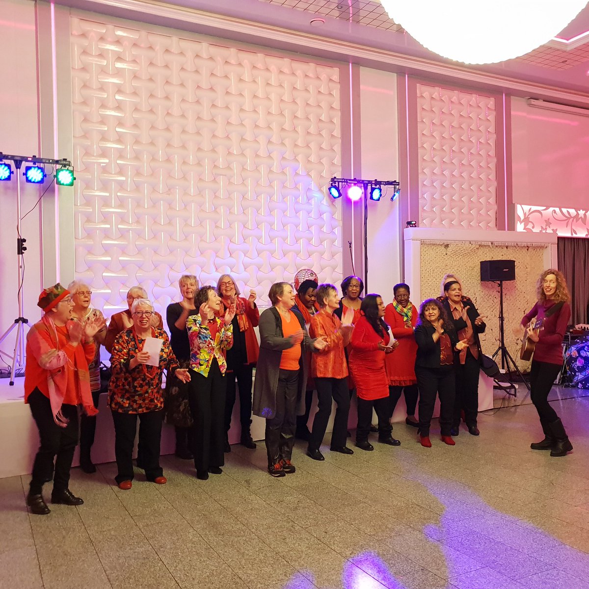 Aftrap jaarlijkse Zaanse vrijwilligersfeest door het Wereldvrouwenkoor! Vrijwilligers in het zonnetje gezet door <a href="/gemzaanstad/">Gemeente Zaanstad</a> <a href="/ritanoordzij/">Rita Noordzij</a> #luvmyjob