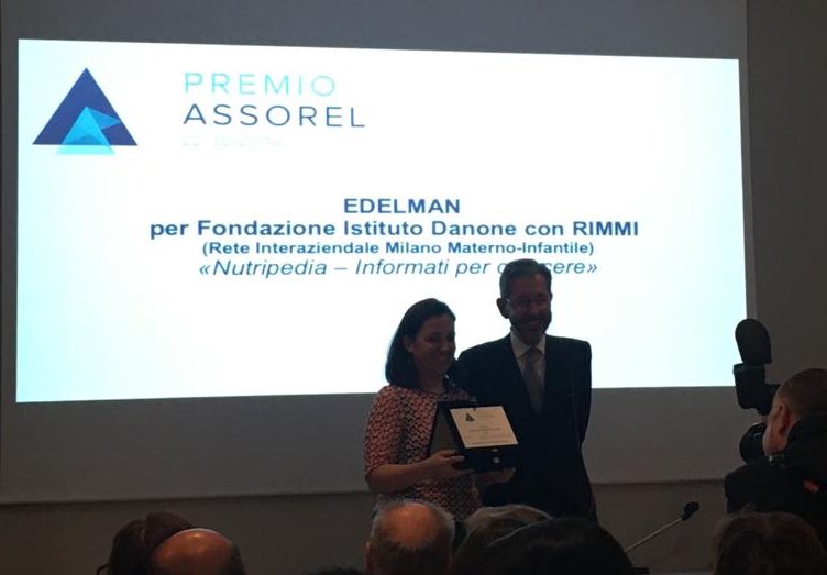 EdelmanItalia's tweet photo. Il progetto #Nutripedia, ideato da Edelman Italia in collaborazione con Fondazione @Danone e RIMMI (Rete Interaziendale Milano Materno Infantile), si aggiudica il Premio “Comunicazione No profit (BEST IN)” agli @Assorel Awards #PremioAssorel #client #Assorel #Edelmanproud https://t.co/ulLk1ijcSl