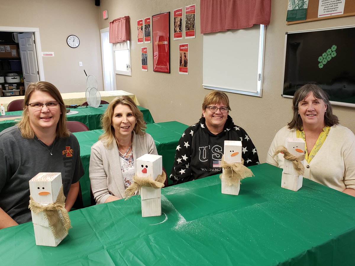 cpthom11's tweet photo. Holiday crafting with my peeps at the Fayette @ISUExtension office!! Happy holidays! ⛄ https://t.co/jaozbAZwSV