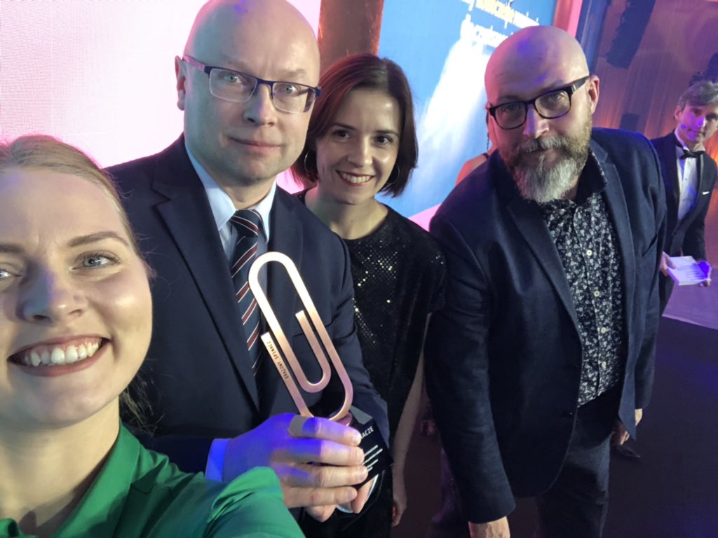 FortumPolska's tweet photo. Nadajemy prosto ze sceny! Brązowy spinacz w kategorii #PrzemysłiInfrastruktura za kampanie Samolotu Elektrycznego ⚡️✈️ jest nasza @ZFPRpl dziękujemy! 🏆 https://t.co/oFl25KsAy9