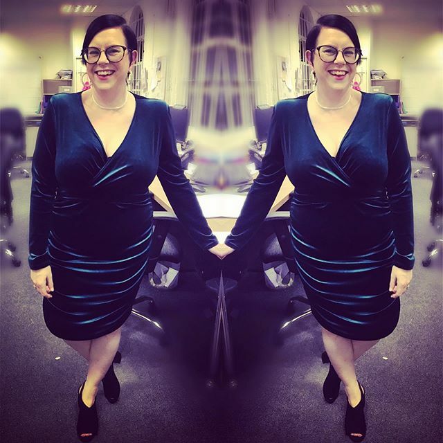 nikkikates101's tweet photo. Today’s outfit of the night is from @quizclothing ready for my works Xmas do! 
#size16 #size16style #quizclothing #velvet #velvetdress #xmas #partydresses #fblogger https://t.co/jwpoH7bEcS https://t.co/FsifgTCJIg
