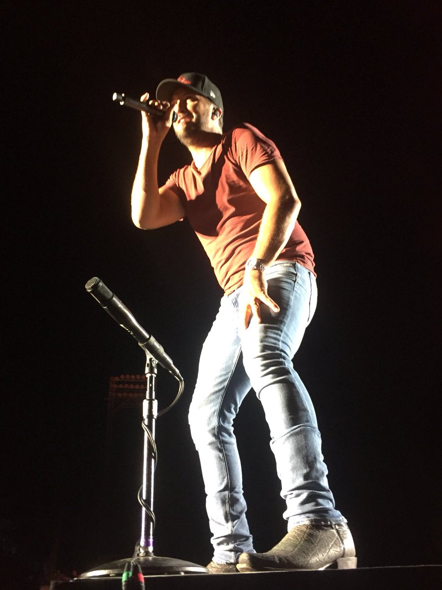 gillianKelley2's tweet photo. Today makes it 6 months since I saw @LukeBryanOnline on the #SunsetRepeatTour . #LukeBryan https://t.co/dzSvYG84x2