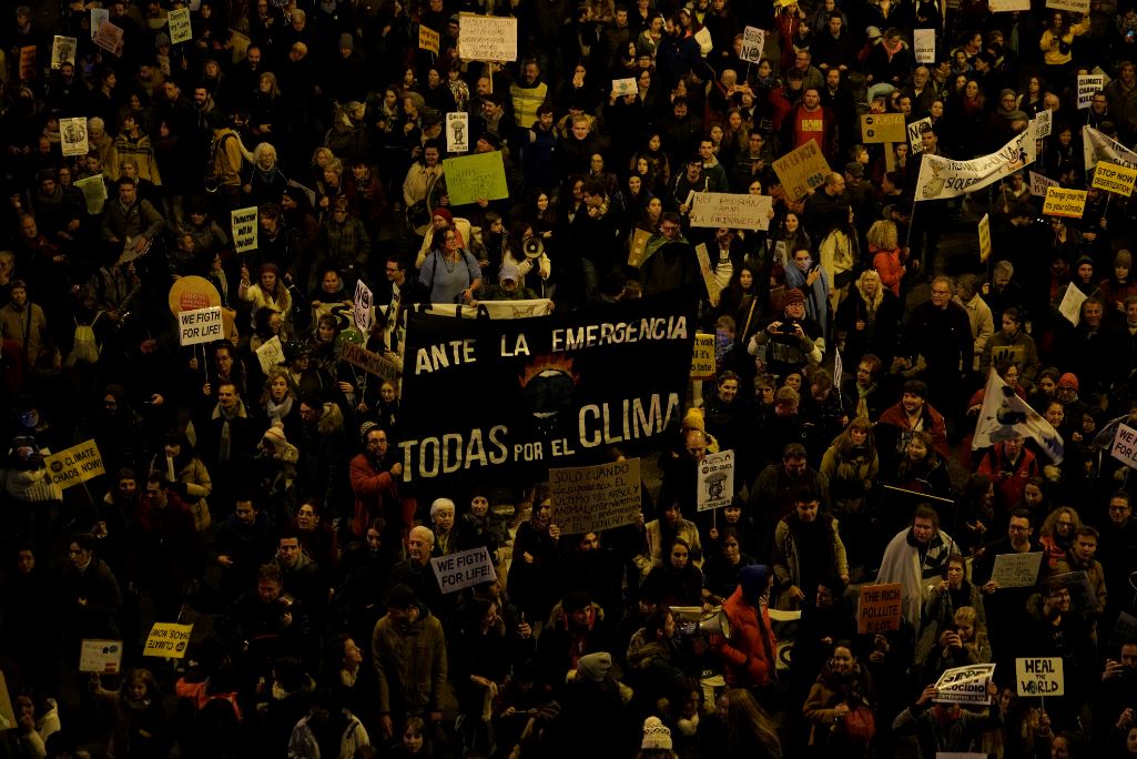 eldiarioes's tweet photo. Greta Thunberg inspira una multitudinaria Marcha por el Clima en Madrid que también denuncia la situación en Chile https://t.co/oiWV8DcoTg #MarchaPorElClima https://t.co/QcU2w9O1Tv