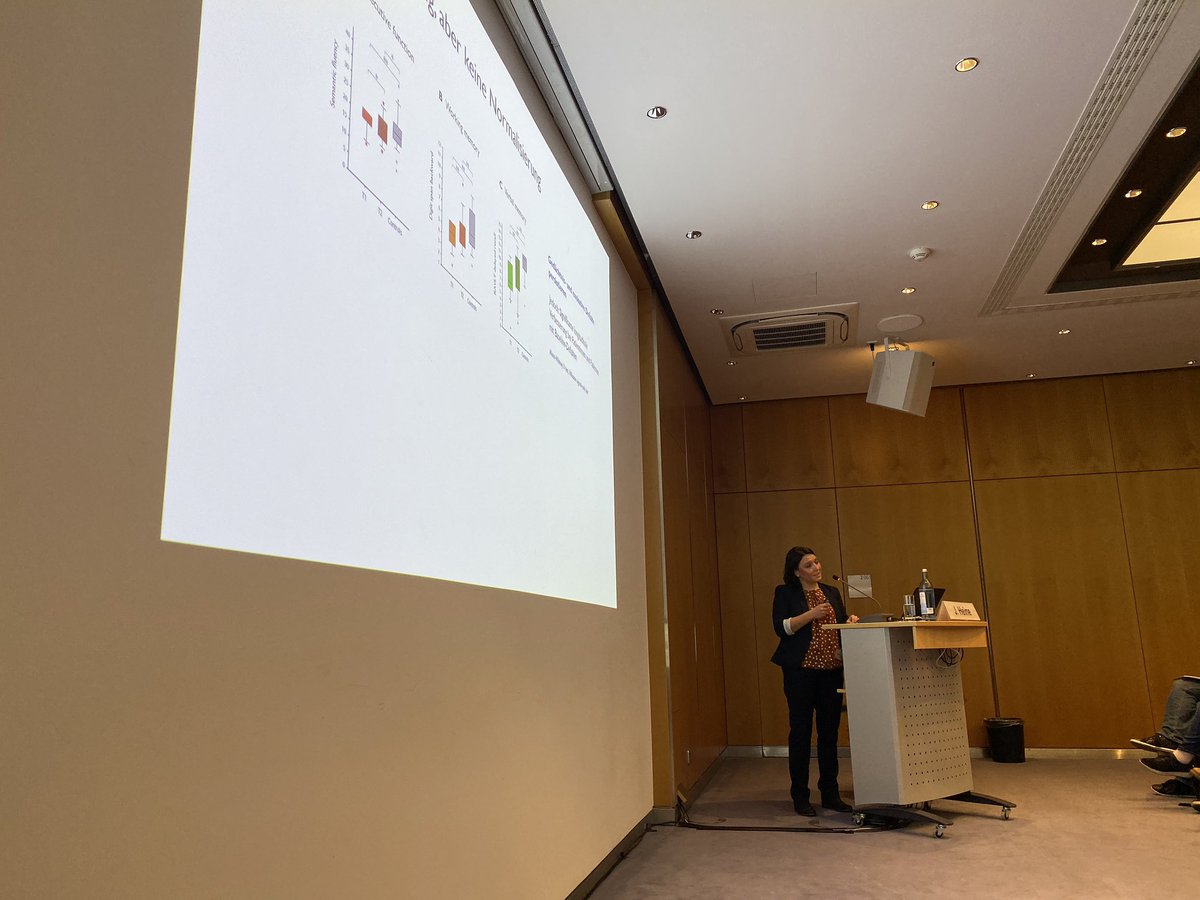 carstenfinke's tweet image. And two excellent talks WITH BEAMER by @SophiaRekers on #spatialnavigation and @Josephine_Heine on long-term cognitive deficits in #NMDARencephalitis