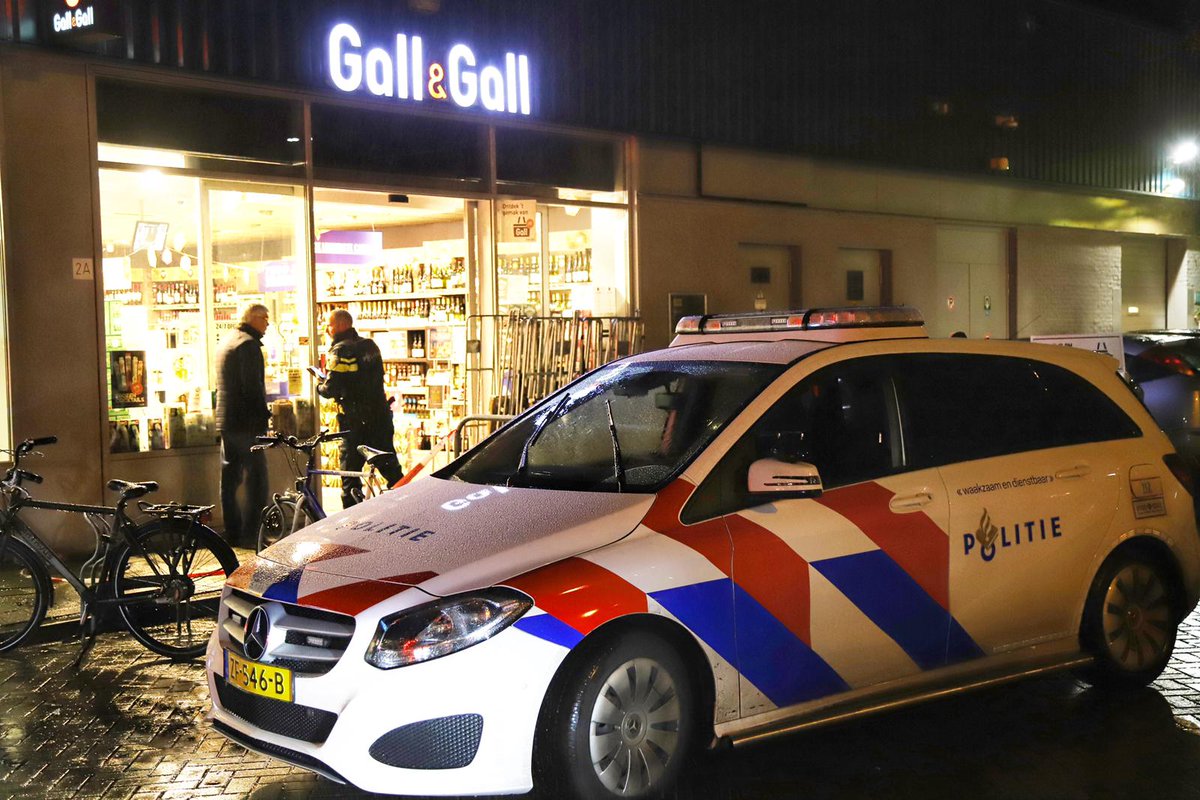 Ondanks een zoekactie en een Burgernet-oproep zijn de verdachten van een overval in Geleen nog niet aangehouden..