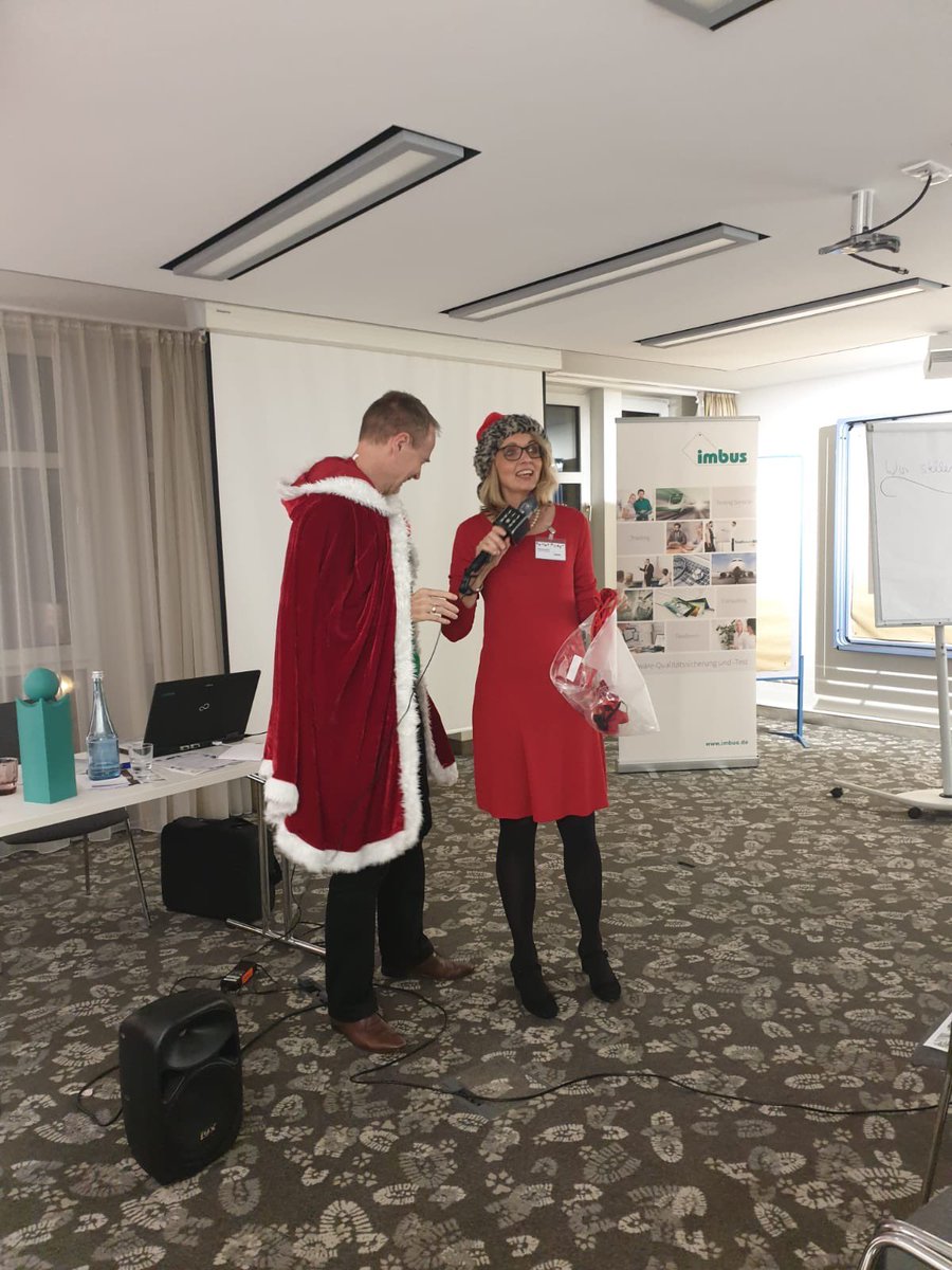 StephaniaBock's tweet photo. Gute Stimmung auf der #imbus Rheinland RheinMain #weihnachtsfeier https://t.co/NwFFMdS7n9