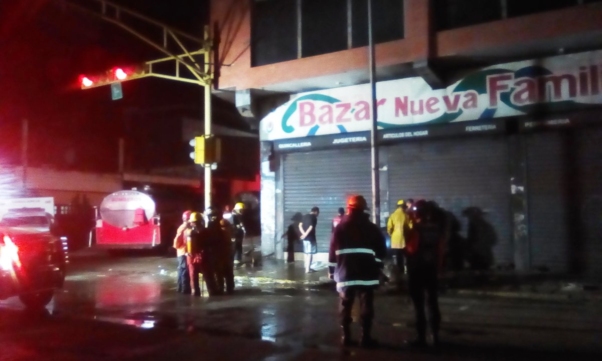 fireman4792000's tweet photo. Cerca de 04:00 Incendio Estructura Local Bazar Nueva Familia 5 ta Av. Calle 10 @BomSc1952 #37 Estaciòn 2 al T. (B) Reyes Ali Pacheco y Unidades 43, 18 y Nº 28 @fireantobri Situaciòn controlada evitando propagara Investigación causas x C/P (B) Genesis Marquez. (P.T. (B)J R R) https://t.co/Wq7ojgVFge