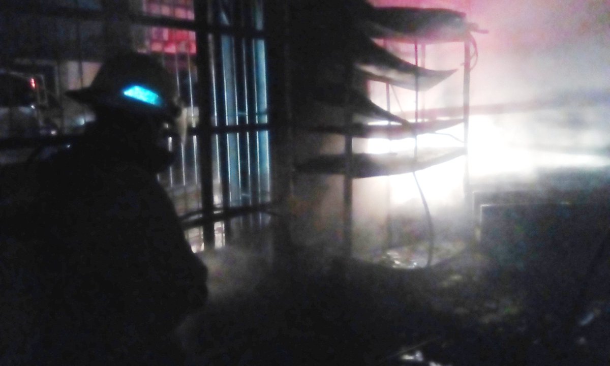 fireman4792000's tweet photo. Cerca de 04:00 Incendio Estructura Local Bazar Nueva Familia 5 ta Av. Calle 10 @BomSc1952 #37 Estaciòn 2 al T. (B) Reyes Ali Pacheco y Unidades 43, 18 y Nº 28 @fireantobri Situaciòn controlada evitando propagara Investigación causas x C/P (B) Genesis Marquez. (P.T. (B)J R R) https://t.co/Wq7ojgVFge